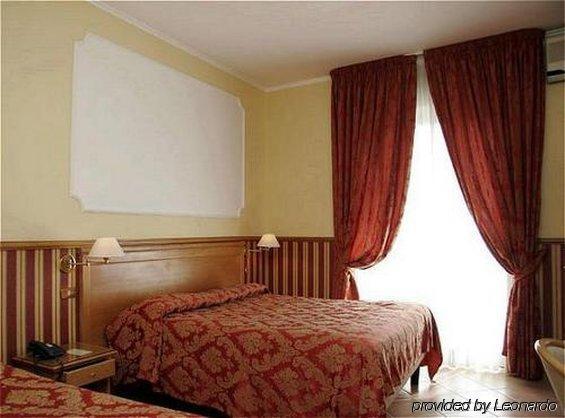 Hotel Leopardi Неаполь Номер фото